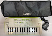 Casio SA-50 Tastiera con 32 Tasti Mini White/Lime Green con borsa Tobago e alimentatore Casio