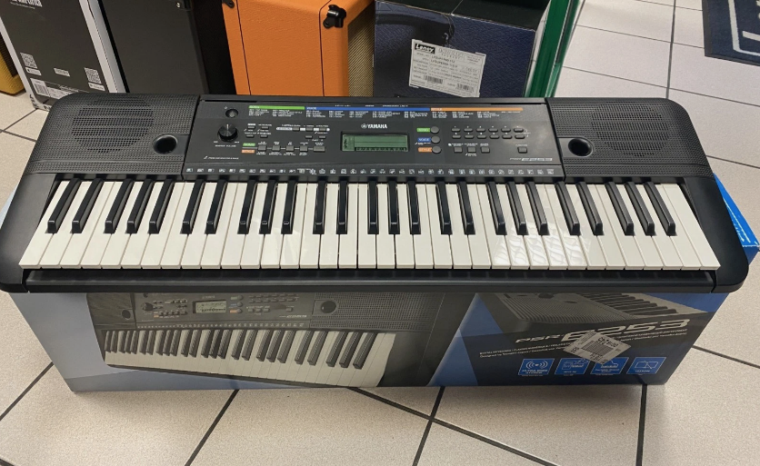 YAMAHA PSR E253 Tastiera 61 usata